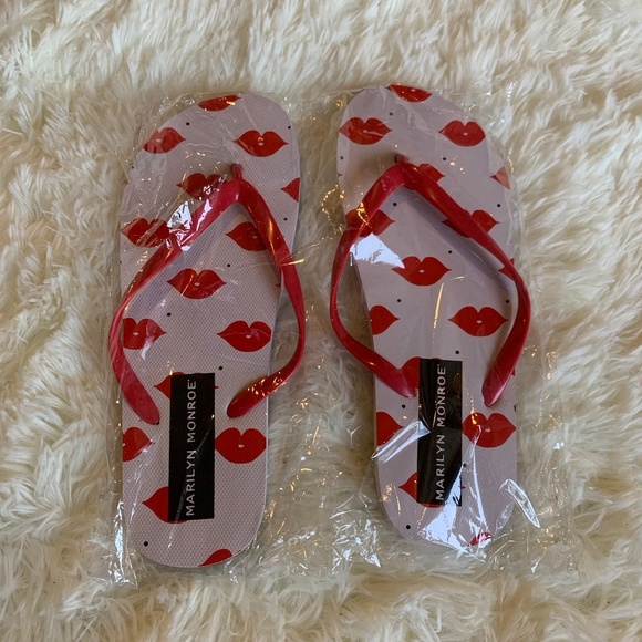 Marilyn Monroe Flip Flops Red White Kiss Print - Picture 1 of 3